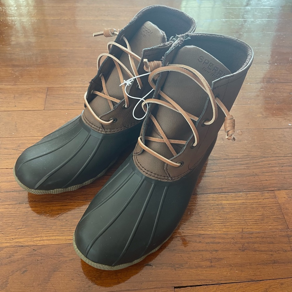 NEW BROWN SPERRY BOOTS